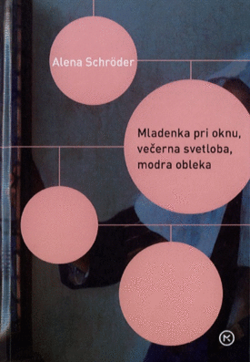 Naslovnica: Mladenka pri oknu, večerna svetloba, modra obleka