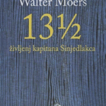 Naslovnica: 13 1/2 življenj kapitana Sinjedlakca : pol življenjskih spominov morskega medveda, s številnimi ilustracijami in z uporabo “Leksikona razlage potrebnih čudes, življenjskih oblik in fenomenov Zamonije in okolice” izpod peresa prof. dr. Črtomira Črnonočnika