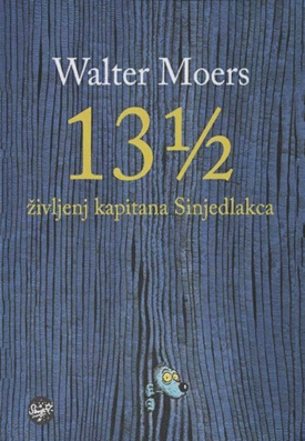Naslovnica: 13 1/2 življenj kapitana Sinjedlakca : pol življenjskih spominov morskega medveda, s številnimi ilustracijami in z uporabo “Leksikona razlage potrebnih čudes, življenjskih oblik in fenomenov Zamonije in okolice” izpod peresa prof. dr. Črtomira Črnonočnika